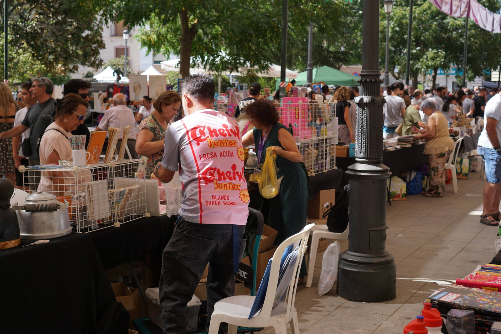 Detalle de artículos de coleccionismo retro en la feria