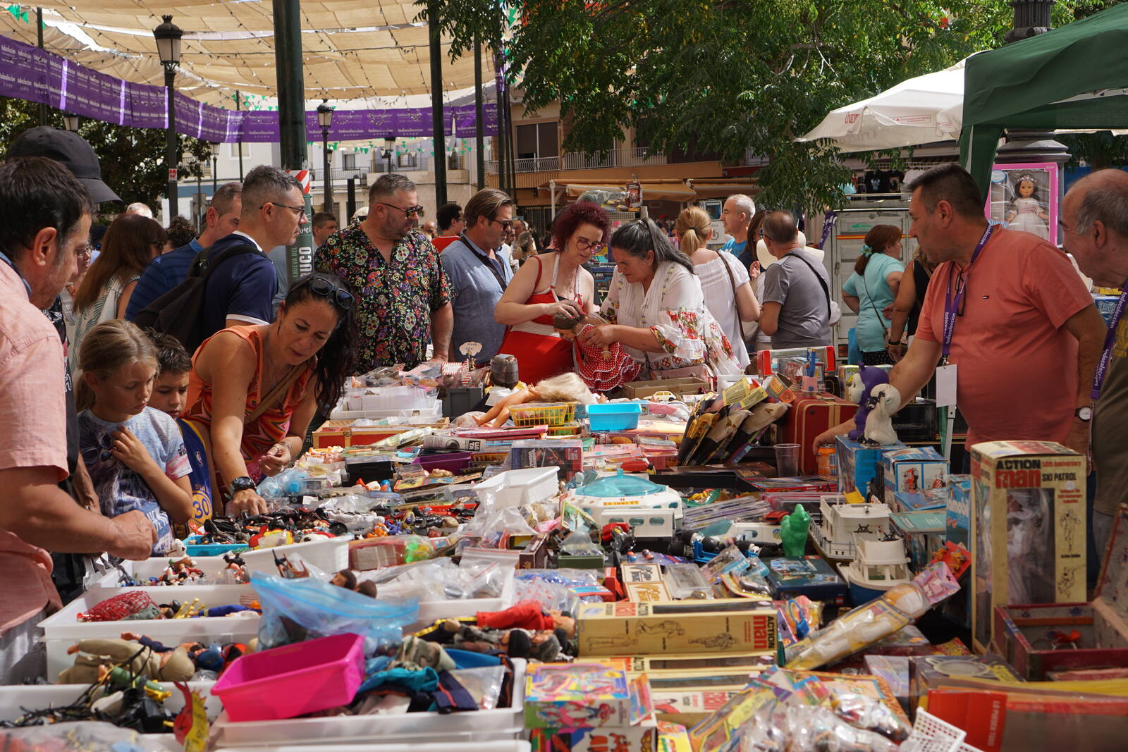Ambiente de público en la Plaza del Prado durante el encuentro